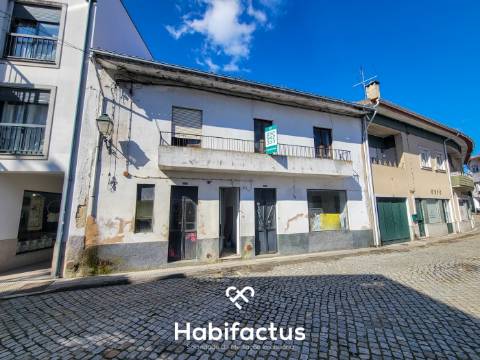 Prédio à venda para Restaurar no Centro da Vila de Canas de Senhorim – Nelas - Viseu