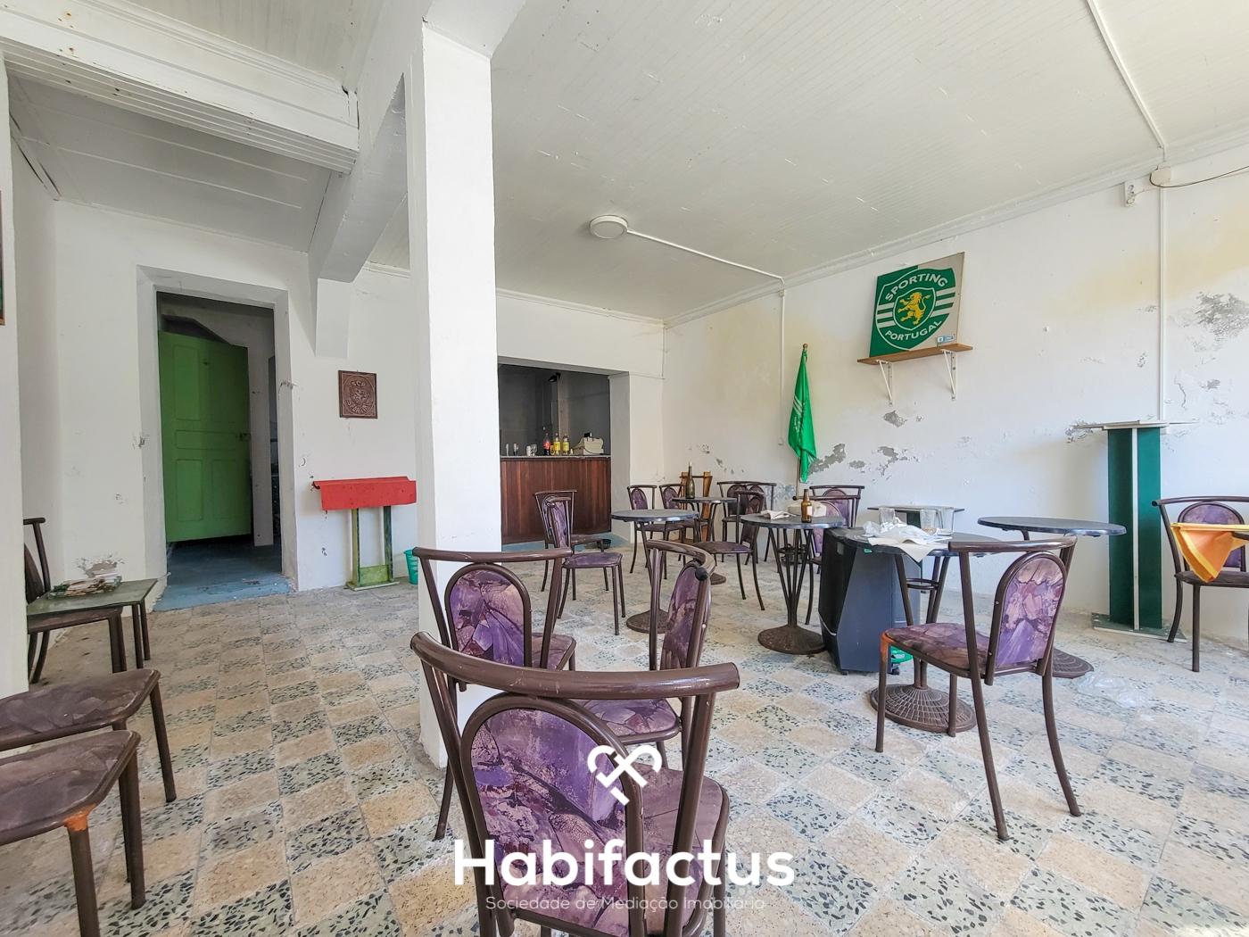 Prédio à venda para Restaurar no Centro da Vila de Canas de Senhorim – Nelas - Viseu