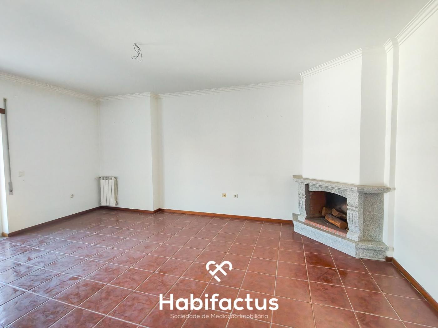 Apartamento T3 Duplex com Garagem Dupla e Terreno de 955 m²