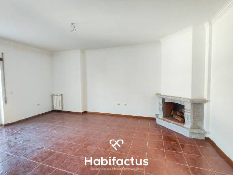 Apartamento T3 Duplex com Garagem Dupla e Terreno de 955 m²