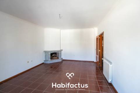 Apartamento T3 Duplex com Garagem Dupla e Terreno de 955 m²