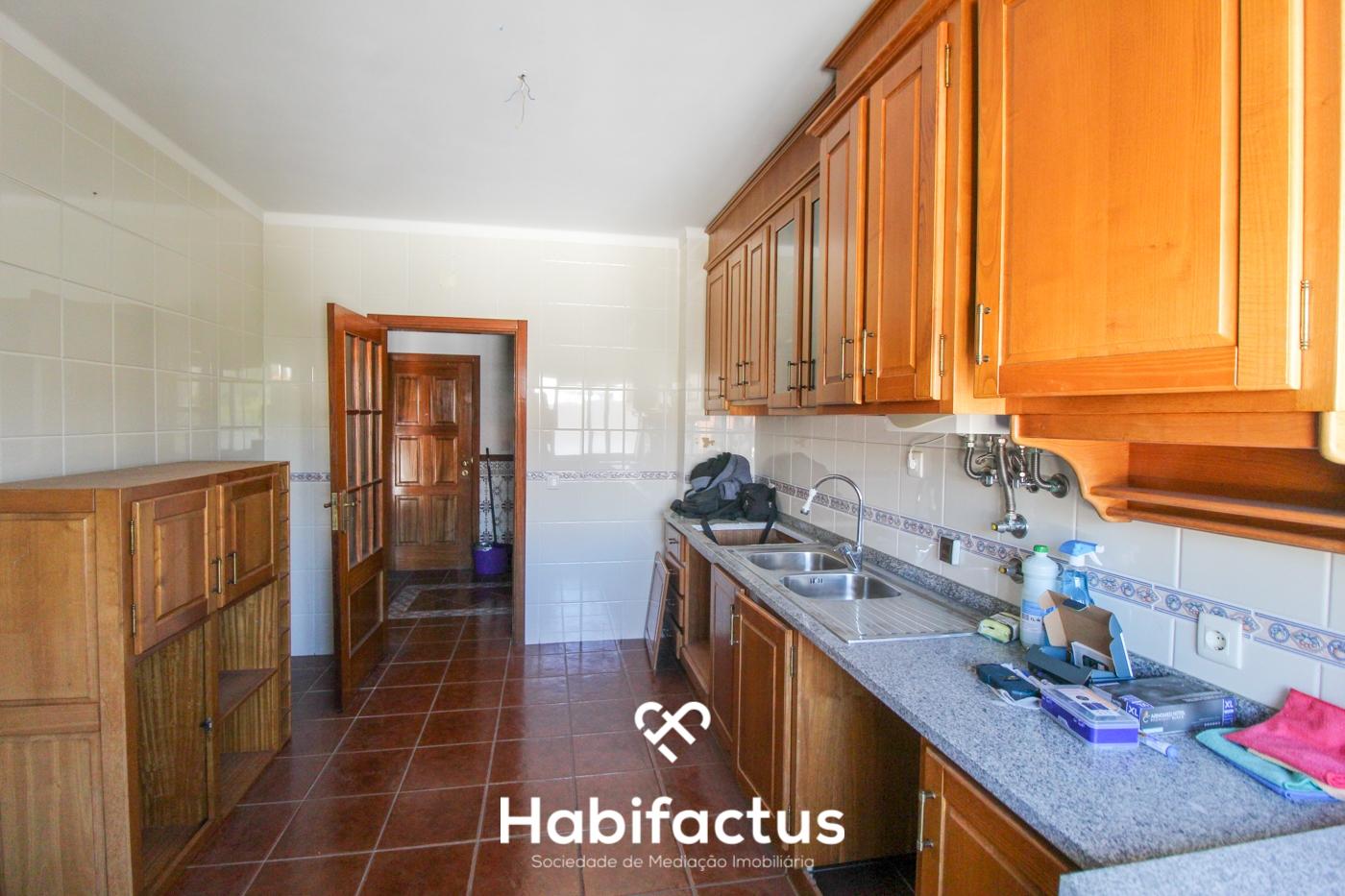 Apartamento T3 Duplex com Garagem Dupla e Terreno de 955 m²