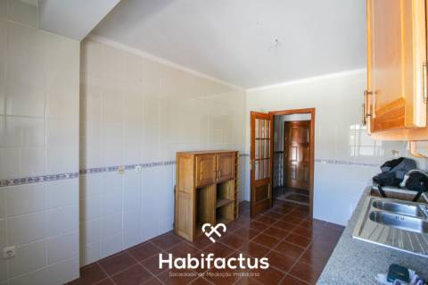 Apartamento T3 Duplex com Garagem Dupla e Terreno de 955 m²