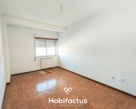 Apartamento T3 Duplex com Garagem Dupla e Terreno de 955 m²