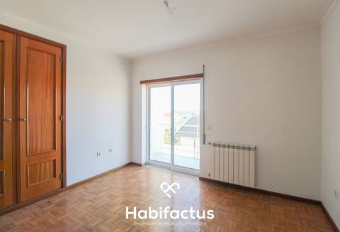 Apartamento T3 Duplex com Garagem Dupla e Terreno de 955 m²