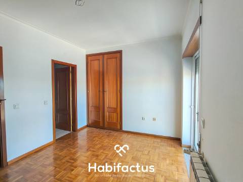 Apartamento T3 Duplex com Garagem Dupla e Terreno de 955 m²