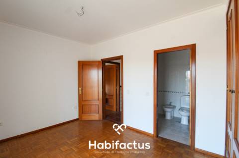 Apartamento T3 Duplex com Garagem Dupla e Terreno de 955 m²