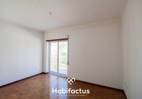 Apartamento T3 Duplex com Garagem Dupla e Terreno de 955 m²