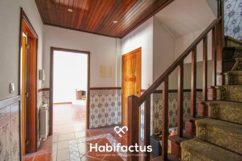 Apartamento T3 Duplex com Garagem Dupla e Terreno de 955 m²