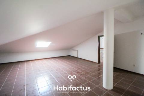 Apartamento T3 Duplex com Garagem Dupla e Terreno de 955 m²