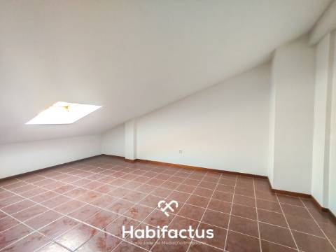 Apartamento T3 Duplex com Garagem Dupla e Terreno de 955 m²