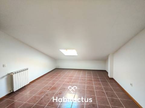 Apartamento T3 Duplex com Garagem Dupla e Terreno de 955 m²