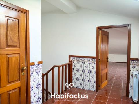 Apartamento T3 Duplex com Garagem Dupla e Terreno de 955 m²