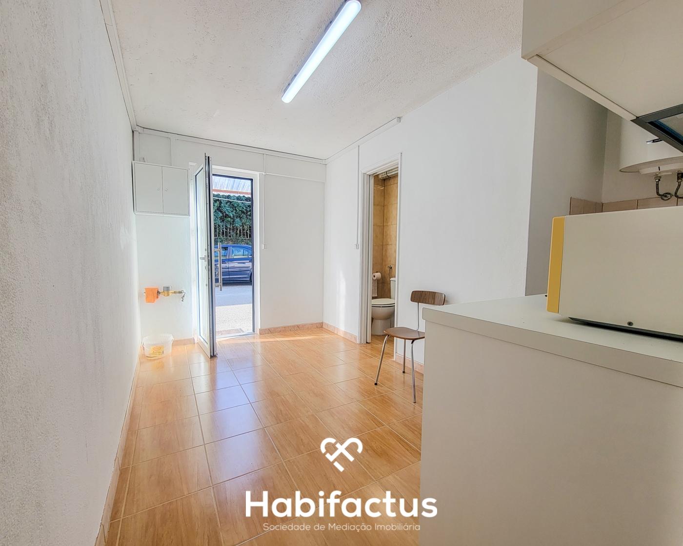 Imóvel com afetação de garagem transformado em apartamento T1 para venda - Centro da Vila Nelas