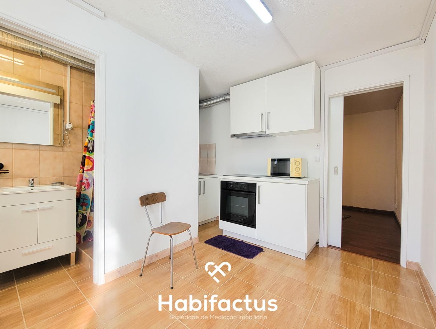 Imóvel com afetação de garagem transformado em apartamento T1 para venda - Centro da Vila Nelas