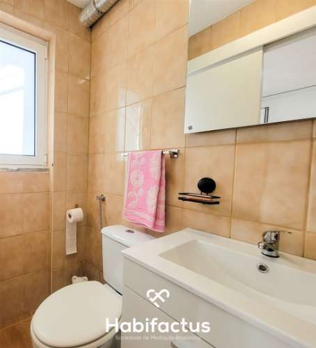 Imóvel com afetação de garagem transformado em apartamento T1 para venda - Centro da Vila Nelas