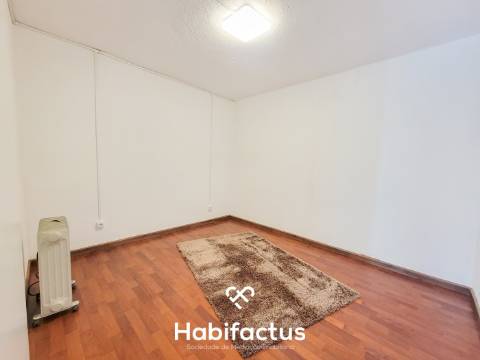 Imóvel com afetação de garagem transformado em apartamento T1 para venda - Centro da Vila Nelas