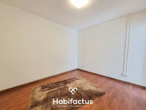 Imóvel com afetação de garagem transformado em apartamento T1 para venda - Centro da Vila Nelas