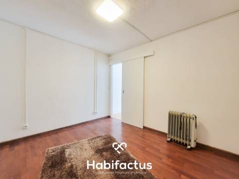 Imóvel com afetação de garagem transformado em apartamento T1 para venda - Centro da Vila Nelas