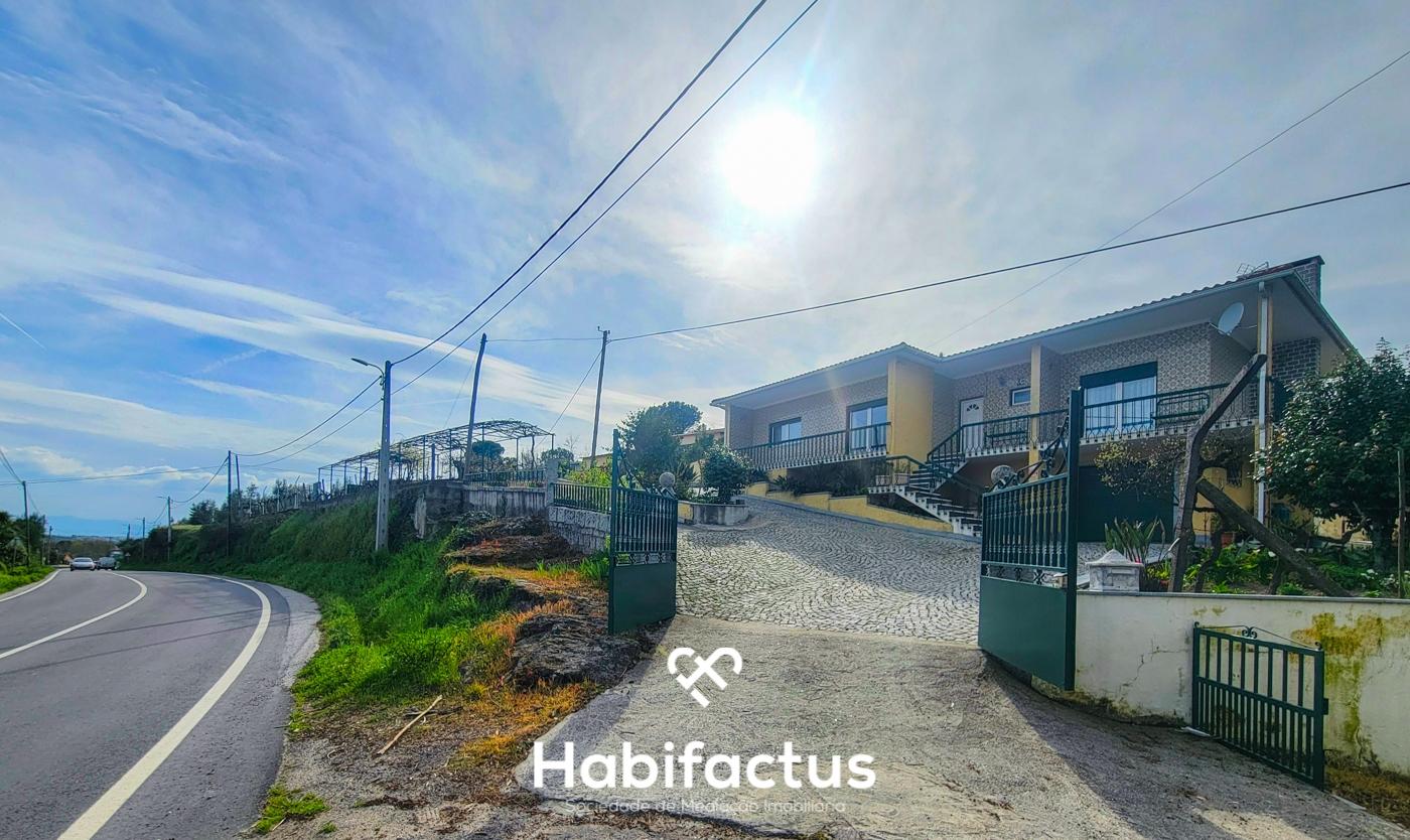 Moradia Isolada T3+2 inserida num Terreno Produtivo de 5.579 m2, á venda em Mangualde - Viseu