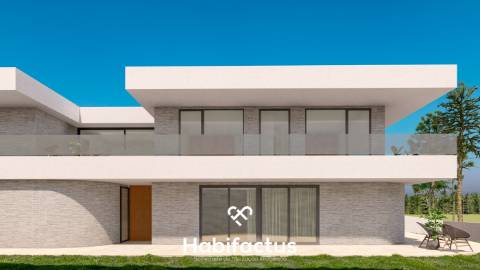 Moradia Bi-familiar T3+1 à venda em Orgens