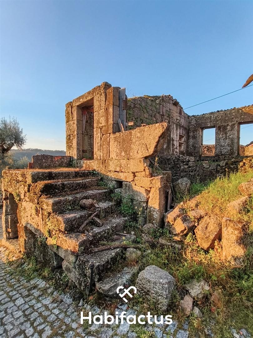 Moradia para Reconstrução Total à venda – Ortigueira -  Girabolhos  - Concelho de Seia - Guarda