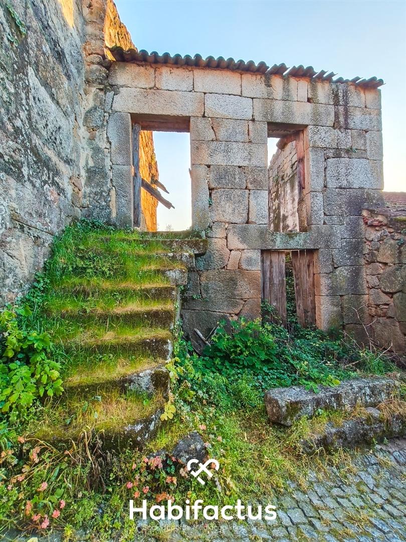 Moradia para Reconstrução Total à venda – Ortigueira -  Girabolhos  - Concelho de Seia - Guarda