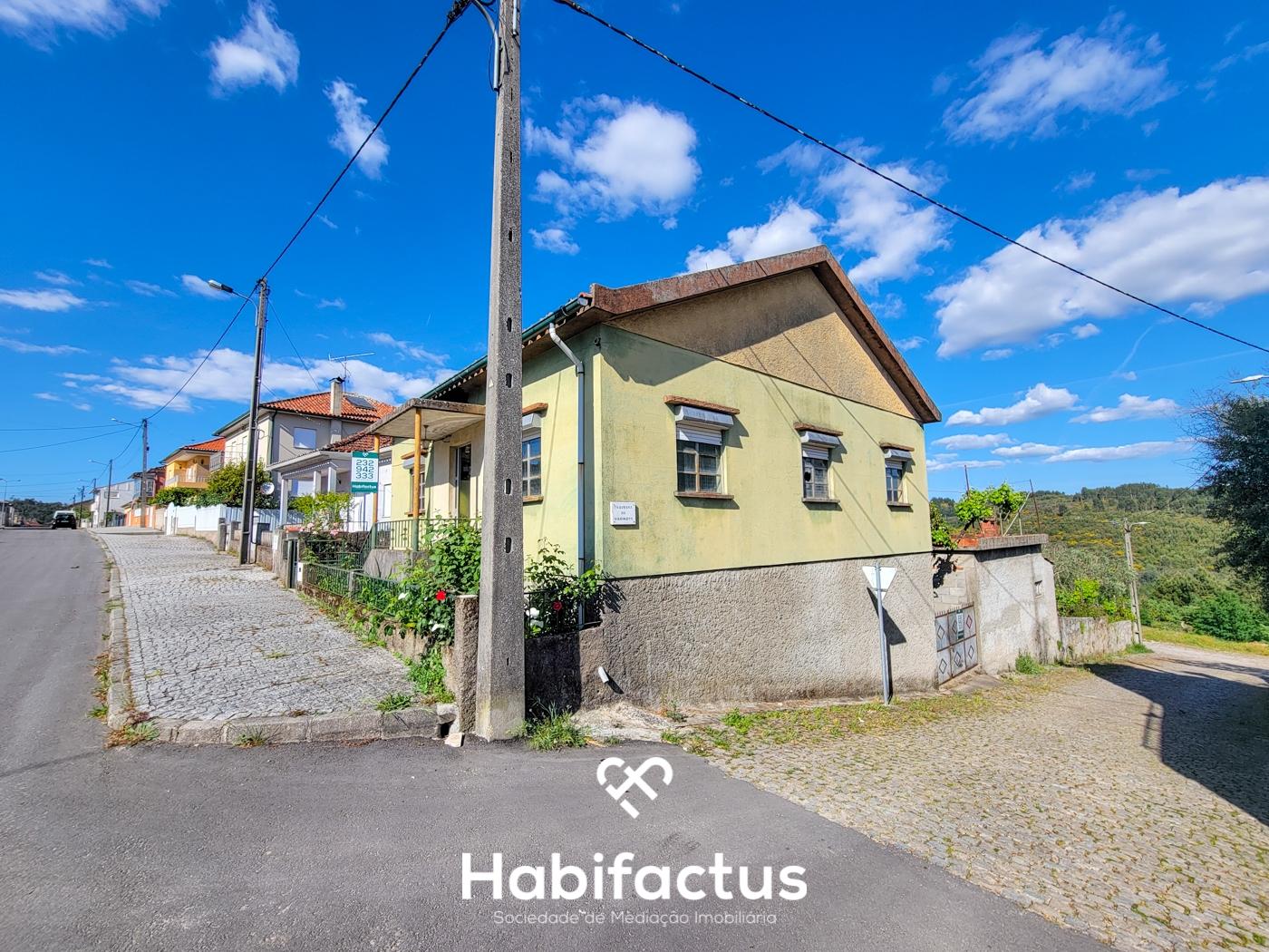 Moradia Isolada T5 c/Terreno e Terraço Panorâmico, á venda em Abrunhosa do Mato, Cunha Baixa- Mangua