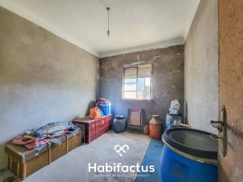 Moradia Isolada T5 c/Terreno e Terraço Panorâmico, á venda em Abrunhosa do Mato, Cunha Baixa- Mangua