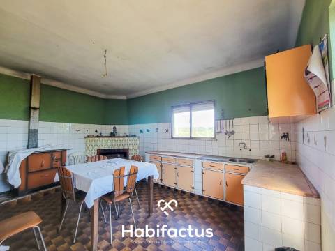 Moradia Isolada T5 c/Terreno e Terraço Panorâmico, á venda em Abrunhosa do Mato, Cunha Baixa- Mangua