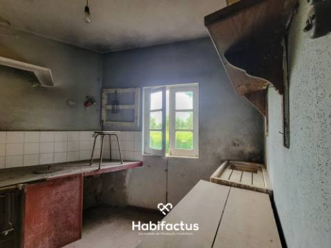 Moradia à venda T3 para reconstrução, freguesia e conselho Seia, Distrito da Guarda.