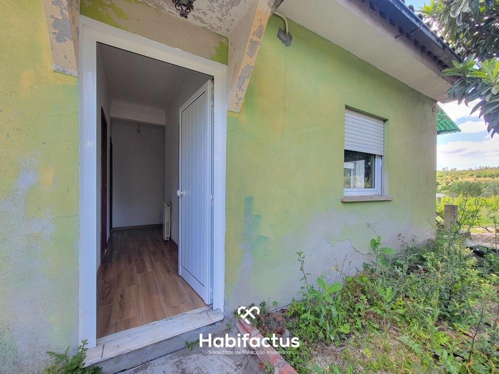 Moradia Isolada T3 com Jardim, Logradouro e Terreno c/ Anexos, á Venda em Béijós - Carregal do Sal -