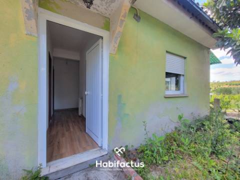 Moradia Isolada T3 com Jardim, Logradouro e Terreno c/ Anexos, á Venda em Béijós - Carregal do Sal -