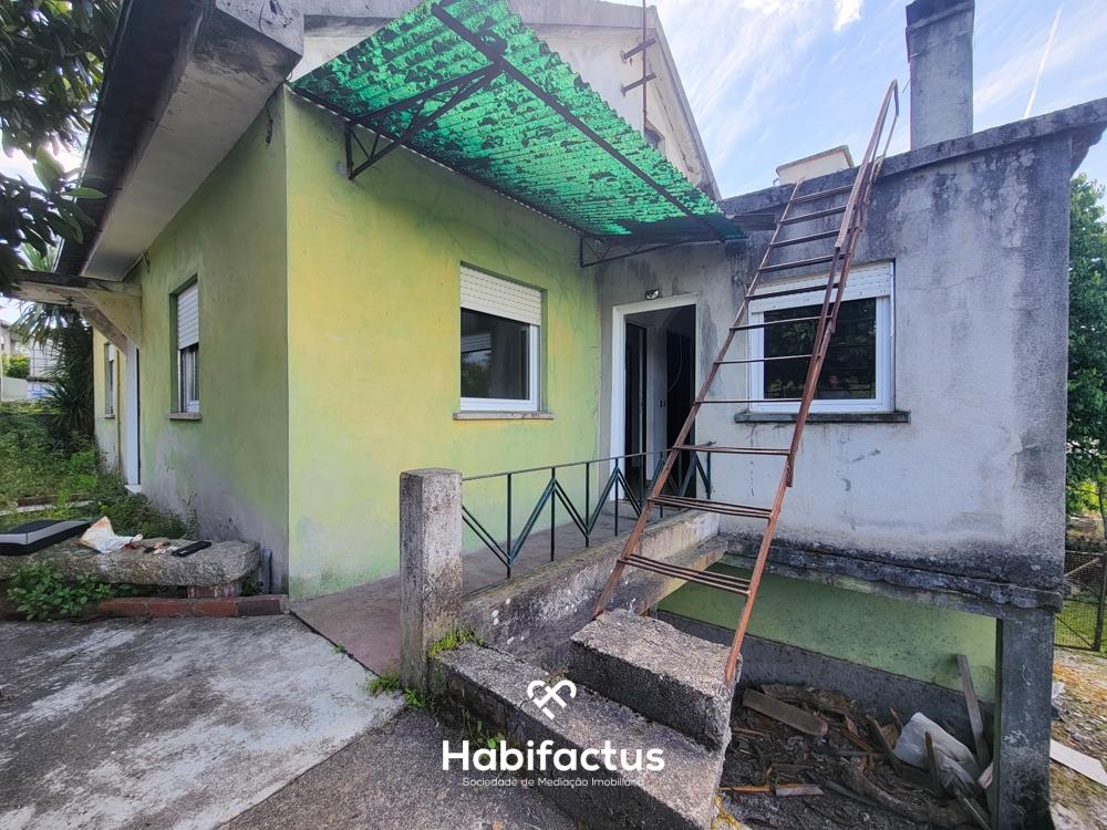 Moradia Isolada T3 com Jardim, Logradouro e Terreno c/ Anexos, á Venda em Béijós - Carregal do Sal -