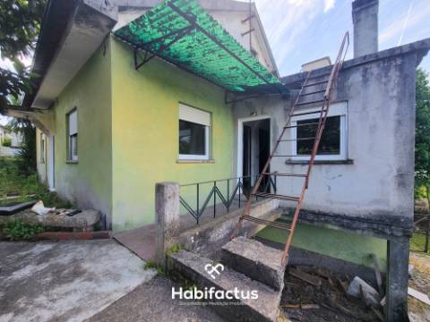 Moradia Isolada T3 com Jardim, Logradouro e Terreno c/ Anexos, á Venda em Béijós - Carregal do Sal -
