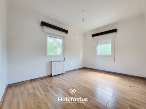 Moradia Isolada T3 com Jardim, Logradouro e Terreno c/ Anexos, á Venda em Béijós - Carregal do Sal -