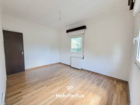 Moradia Isolada T3 com Jardim, Logradouro e Terreno c/ Anexos, á Venda em Béijós - Carregal do Sal -