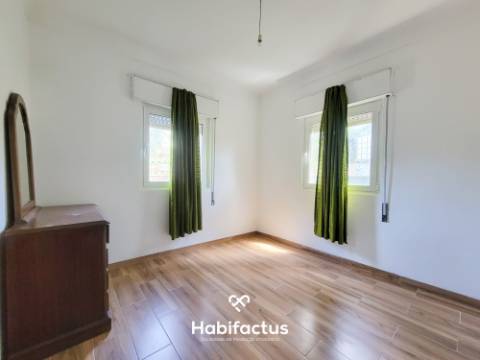 Moradia Isolada T3 com Jardim, Logradouro e Terreno c/ Anexos, á Venda em Béijós - Carregal do Sal -