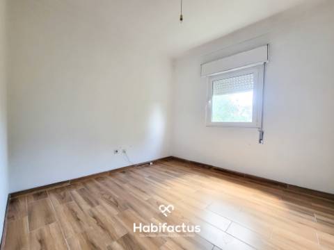 Moradia Isolada T3 com Jardim, Logradouro e Terreno c/ Anexos, á Venda em Béijós - Carregal do Sal -