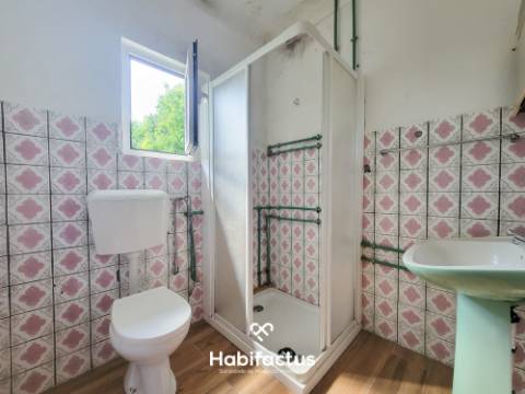 Moradia Isolada T3 com Jardim, Logradouro e Terreno c/ Anexos, á Venda em Béijós - Carregal do Sal -