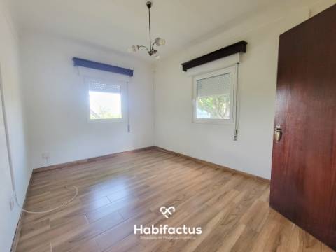 Moradia Isolada T3 com Jardim, Logradouro e Terreno c/ Anexos, á Venda em Béijós - Carregal do Sal -