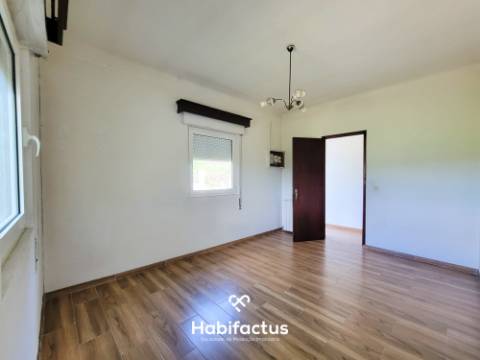Moradia Isolada T3 com Jardim, Logradouro e Terreno c/ Anexos, á Venda em Béijós - Carregal do Sal -