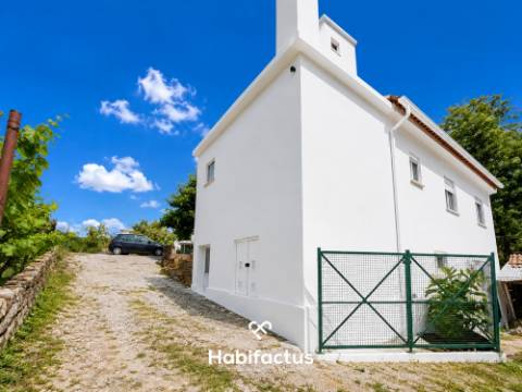Moradia Isolada T3 com Jardim, Logradouro e Terreno c/ Anexos, á Venda em Béijós - Carregal do Sal -