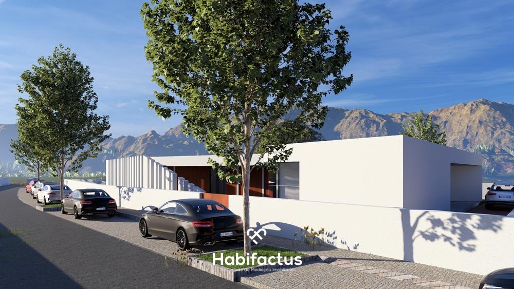 Moradia Térrea T4 Nova com Design Moderno e Estacionamento