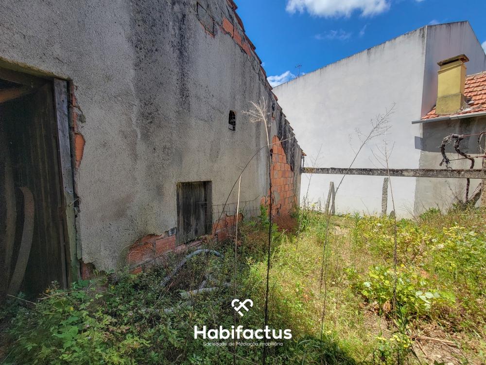 Moradia a venda para recontrução em Ortigueira, conselho de Seia.