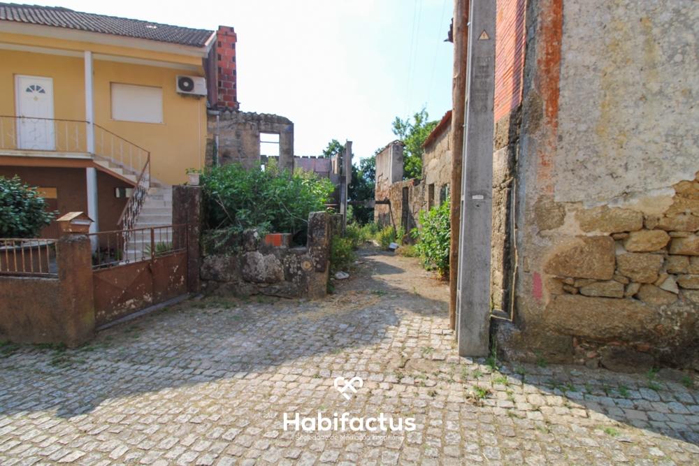 www.habifactus.com>imóveis>moradia para restaurar Ótima localização-Tondela-venda