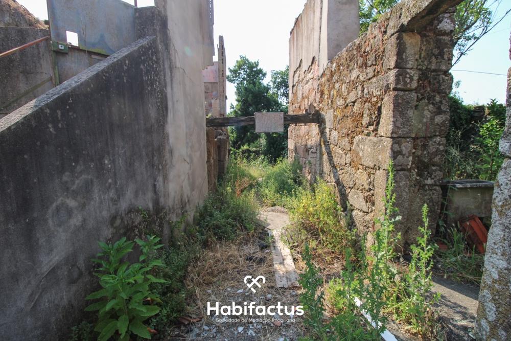 www.habifactus.com>imóveis>moradia para restaurar Ótima localização-Tondela-venda