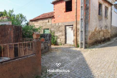 www.habifactus.com>imóveis>moradia para restaurar Ótima localização-Tondela-venda