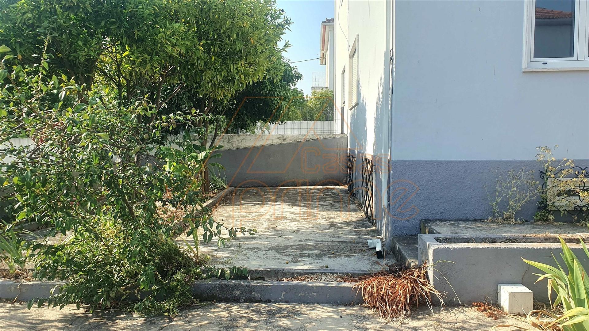 Moradia geminada T3+3 - Bairro Norton de Matos - Coimbra/Venda