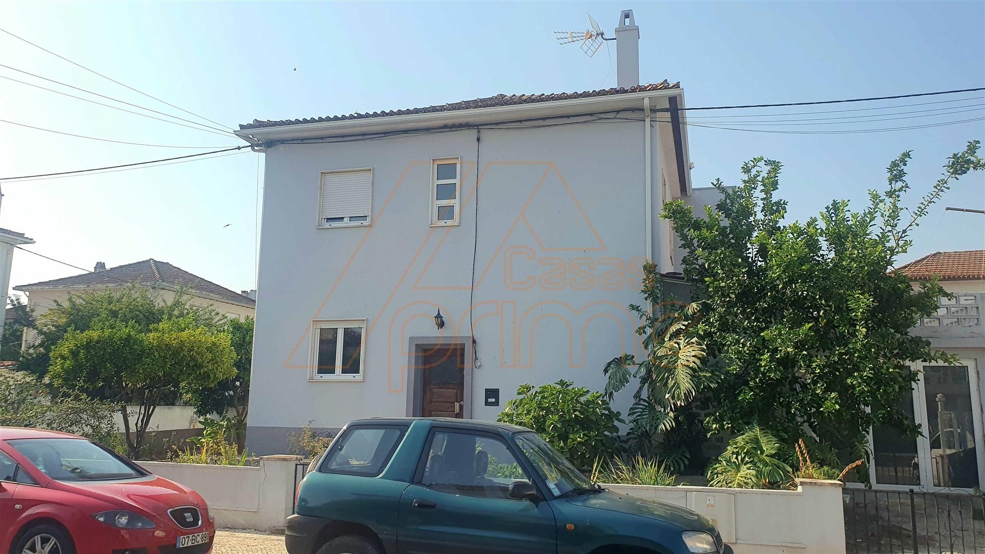 Moradia geminada T3+3 - Bairro Norton de Matos - Coimbra/Venda